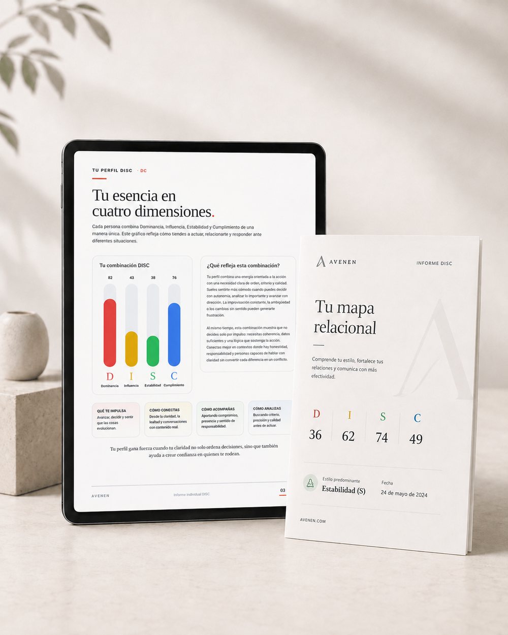 Informe individual de Avenen en una tablet, junto a la portada impresa del mapa relacional